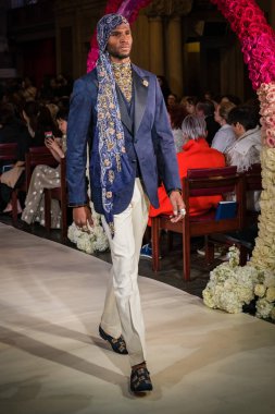 New York, Ny - 11 Nisan: New York Moda Haftası'nda Reem Acra Gelin Baharı 2020 moda koleksiyonu sırasında podyumda yürüyen bir model: Gelinlik Nisan'da 11, 2019 Nyc.