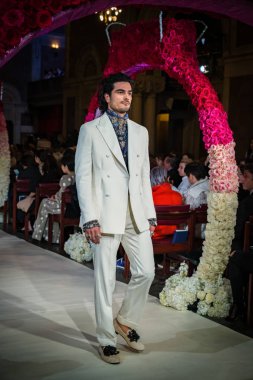 New York, Ny - 11 Nisan: New York Moda Haftası'nda Reem Acra Gelin Baharı 2020 moda koleksiyonu sırasında podyumda yürüyen bir model: Gelinlik Nisan'da 11, 2019 Nyc.