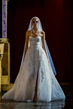 New York, Ny - 11 Nisan: New York Moda Haftası'nda Reem Acra Gelin Baharı 2020 moda koleksiyonu sırasında podyumda yürüyen bir model: Gelinlik Nisan'da 11, 2019 Nyc.