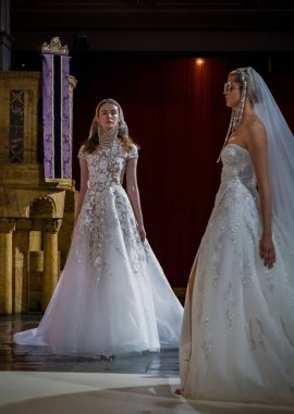 New York, Ny - 11 Nisan: New York Moda Haftası'nda Reem Acra Gelin Baharı 2020 moda koleksiyonu sırasında podyumda yürüyen bir model: Gelinlik Nisan'da 11, 2019 Nyc.