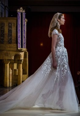 New York, Ny - 11 Nisan: New York Moda Haftası'nda Reem Acra Gelin Baharı 2020 moda koleksiyonu sırasında podyumda yürüyen bir model: Gelinlik Nisan'da 11, 2019 Nyc.