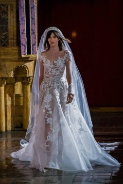New York, Ny - 11 Nisan: New York Moda Haftası'nda Reem Acra Gelin Baharı 2020 moda koleksiyonu sırasında podyumda yürüyen bir model: Gelinlik Nisan'da 11, 2019 Nyc.