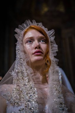 New York, Ny - 11 Nisan: New York Moda Haftası'nda Reem Acra Gelin Baharı 2020 moda koleksiyonu sırasında podyumda poz veren bir model: Gelinlik Nisan'da 11, 2019 Nyc.