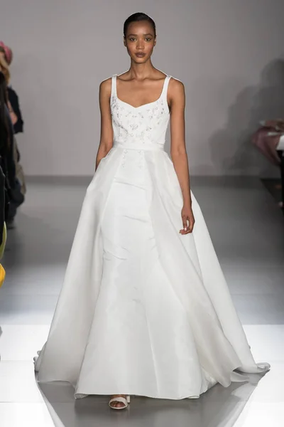 New York April Model Walks Runway Amsale Bridal Spring 2020 — Stock Photo, Image