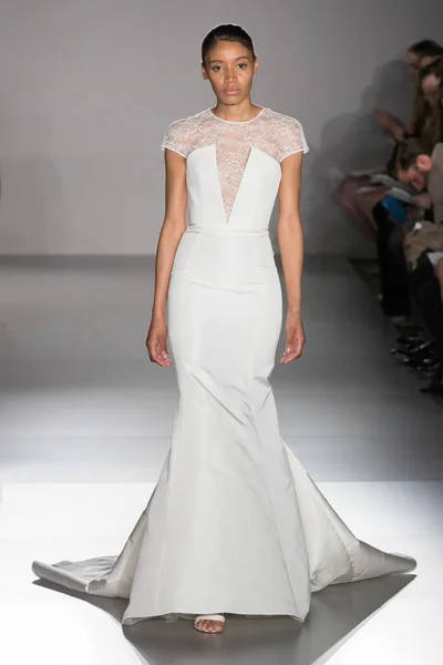 New York April Model Walks Runway Amsale Bridal Spring 2020 — Stock Photo, Image