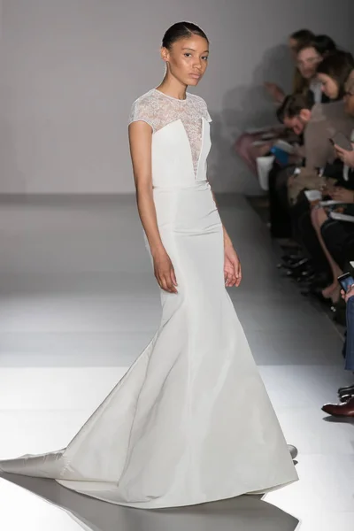 4月12日 在纽约时装周的Amsale新娘2020春季时装系列中 一位模特走在跑道上 2019年4月12日在纽约举行婚礼 — 图库照片