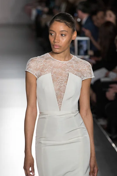 ニューヨーク ニューヨーク 4月12日 モデルは ニューヨークファッションウィークでアムセールブライダル春2020ファッションコレクション中に滑走路を歩く ブライダルは ニューヨークで2019年4月12日に — ストック写真
