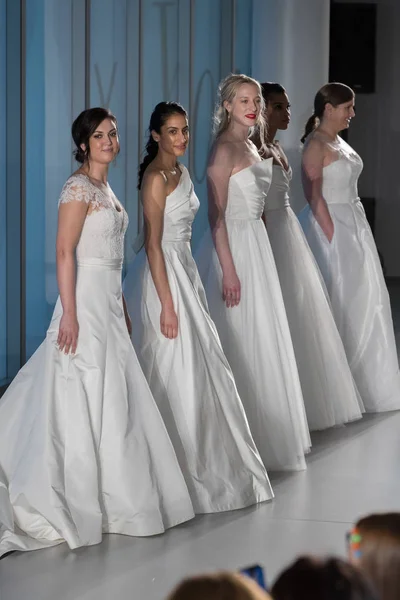 New York April Models Pose Runway Amsale Bridal Spring 2020 — Stock Photo, Image