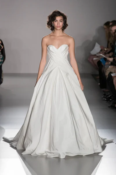 New York April Model Walks Runway Amsale Bridal Spring 2020 — Stock Photo, Image