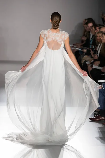 New York April Model Walks Runway Amsale Bridal Spring 2020 — Stock Photo, Image