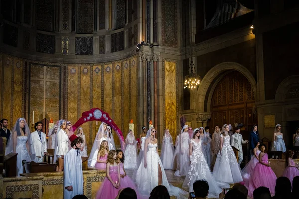 New York, Ny - 11 Nisan: Modeller New York Moda Haftası'nda Reem Acra Gelin Bahar ı 2020 moda koleksiyonu sırasında podyumda poz: Gelinlik Nisan'da 11, 2019 Nyc.