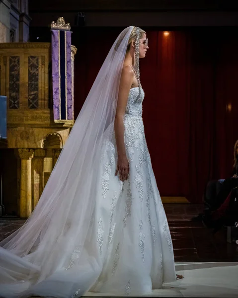 New York April Modell Går Banan Reem Acra Bridal Spring — Stockfoto