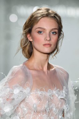 New York, Ny - 11 Nisan: New York Moda Haftası'nda Mira Zwillinger İlkbahar 2020 moda koleksiyonu sırasında bir model podyumda yürüyor: Gelinlik Nisan'da 11, 2019 Nyc.