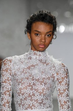 New York, Ny - 11 Nisan: New York Moda Haftası'nda Mira Zwillinger İlkbahar 2020 moda koleksiyonu sırasında bir model podyumda yürüyor: Gelinlik Nisan'da 11, 2019 Nyc.