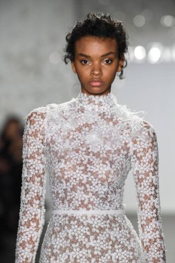New York, Ny - 11 Nisan: New York Moda Haftası'nda Mira Zwillinger İlkbahar 2020 moda koleksiyonu sırasında bir model podyumda yürüyor: Gelinlik Nisan'da 11, 2019 Nyc.