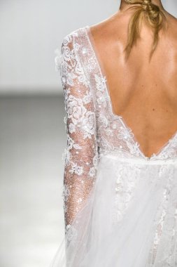 New York, Ny - 11 Nisan: New York Moda Haftası'nda Mira Zwillinger İlkbahar 2020 moda koleksiyonu sırasında bir model podyumda yürüyor: Gelinlik Nisan'da 11, 2019 Nyc.