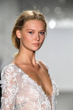 New York, Ny - 11 Nisan: New York Moda Haftası'nda Mira Zwillinger İlkbahar 2020 moda koleksiyonu sırasında bir model podyumda yürüyor: Gelinlik Nisan'da 11, 2019 Nyc.