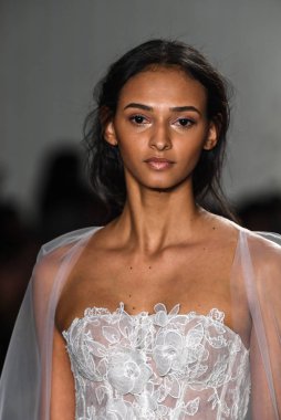 New York, Ny - 11 Nisan: New York Moda Haftası'nda Mira Zwillinger İlkbahar 2020 moda koleksiyonu sırasında bir model podyumda yürüyor: Gelinlik Nisan'da 11, 2019 Nyc.