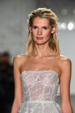 New York, Ny - 11 Nisan: New York Moda Haftası'nda Mira Zwillinger İlkbahar 2020 moda koleksiyonu sırasında bir model podyumda yürüyor: Gelinlik Nisan'da 11, 2019 Nyc.