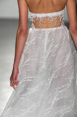 New York, Ny - 11 Nisan: New York Moda Haftası'nda Mira Zwillinger İlkbahar 2020 moda koleksiyonu sırasında bir model podyumda yürüyor: Gelinlik Nisan'da 11, 2019 Nyc.