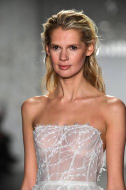 New York, Ny - 11 Nisan: New York Moda Haftası'nda Mira Zwillinger İlkbahar 2020 moda koleksiyonu sırasında bir model podyumda yürüyor: Gelinlik Nisan'da 11, 2019 Nyc.