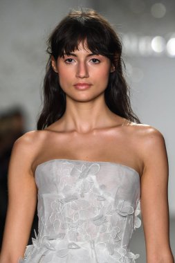 New York, Ny - 11 Nisan: New York Moda Haftası'nda Mira Zwillinger İlkbahar 2020 moda koleksiyonu sırasında bir model podyumda yürüyor: Gelinlik Nisan'da 11, 2019 Nyc.