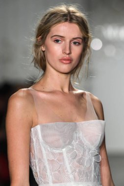 New York, Ny - 11 Nisan: New York Moda Haftası'nda Mira Zwillinger İlkbahar 2020 moda koleksiyonu sırasında bir model podyumda yürüyor: Gelinlik Nisan'da 11, 2019 Nyc.