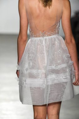 New York, Ny - 11 Nisan: New York Moda Haftası'nda Mira Zwillinger İlkbahar 2020 moda koleksiyonu sırasında bir model podyumda yürüyor: Gelinlik Nisan'da 11, 2019 Nyc.