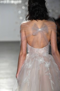 New York, Ny - 11 Nisan: New York Moda Haftası'nda Mira Zwillinger İlkbahar 2020 moda koleksiyonu sırasında bir model podyumda yürüyor: Gelinlik Nisan'da 11, 2019 Nyc.