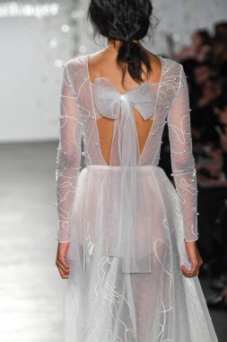 New York, Ny - 11 Nisan: New York Moda Haftası'nda Mira Zwillinger İlkbahar 2020 moda koleksiyonu sırasında bir model podyumda yürüyor: Gelinlik Nisan'da 11, 2019 Nyc.