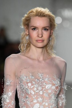 New York, Ny - 11 Nisan: New York Moda Haftası'nda Mira Zwillinger İlkbahar 2020 moda koleksiyonu sırasında bir model podyumda yürüyor: Gelinlik Nisan'da 11, 2019 Nyc.