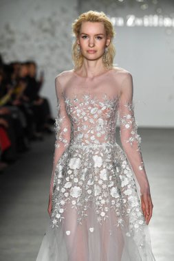 New York, Ny - 11 Nisan: New York Moda Haftası'nda Mira Zwillinger İlkbahar 2020 moda koleksiyonu sırasında bir model podyumda yürüyor: Gelinlik Nisan'da 11, 2019 Nyc.