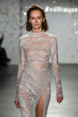 New York, Ny - 11 Nisan: New York Moda Haftası'nda Mira Zwillinger İlkbahar 2020 moda koleksiyonu sırasında bir model podyumda yürüyor: Gelinlik Nisan'da 11, 2019 Nyc.