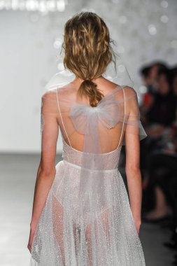 New York, Ny - 11 Nisan: New York Moda Haftası'nda Mira Zwillinger İlkbahar 2020 moda koleksiyonu sırasında bir model podyumda yürüyor: Gelinlik Nisan'da 11, 2019 Nyc.