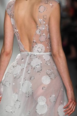 New York, Ny - 11 Nisan: New York Moda Haftası'nda Mira Zwillinger İlkbahar 2020 moda koleksiyonu sırasında bir model podyumda yürüyor: Gelinlik Nisan'da 11, 2019 Nyc.