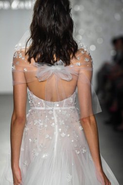 New York, Ny - 11 Nisan: New York Moda Haftası'nda Mira Zwillinger İlkbahar 2020 moda koleksiyonu sırasında bir model podyumda yürüyor: Gelinlik Nisan'da 11, 2019 Nyc.