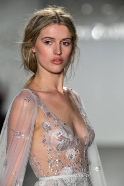 New York, Ny - 11 Nisan: New York Moda Haftası'nda Mira Zwillinger İlkbahar 2020 moda koleksiyonu sırasında bir model podyumda yürüyor: Gelinlik Nisan'da 11, 2019 Nyc.