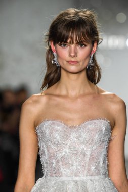 New York, Ny - 11 Nisan: New York Moda Haftası'nda Mira Zwillinger İlkbahar 2020 moda koleksiyonu sırasında bir model podyumda yürüyor: Gelinlik Nisan'da 11, 2019 Nyc.