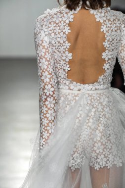 New York, Ny - 11 Nisan: New York Moda Haftası'nda Mira Zwillinger İlkbahar 2020 moda koleksiyonu sırasında bir model podyumda yürüyor: Gelinlik Nisan'da 11, 2019 Nyc.