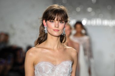 New York, Ny - 11 Nisan: Modeller New York Moda Haftası'nda Mira Zwillinger İlkbahar 2020 moda koleksiyonu sırasında pist yürümek: Gelinlik Nisan'da 11, 2019 Nyc.