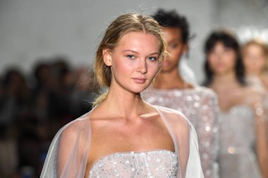 New York, Ny - 11 Nisan: Modeller New York Moda Haftası'nda Mira Zwillinger İlkbahar 2020 moda koleksiyonu sırasında pist yürümek: Gelinlik Nisan'da 11, 2019 Nyc.