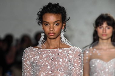 New York, Ny - 11 Nisan: Modeller New York Moda Haftası'nda Mira Zwillinger İlkbahar 2020 moda koleksiyonu sırasında pist yürümek: Gelinlik Nisan'da 11, 2019 Nyc.