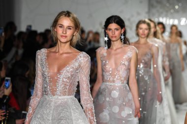 New York, Ny - 11 Nisan: Modeller New York Moda Haftası'nda Mira Zwillinger İlkbahar 2020 moda koleksiyonu sırasında pist yürümek: Gelinlik Nisan'da 11, 2019 Nyc.