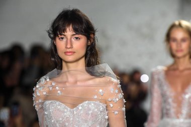 New York, Ny - 11 Nisan: Modeller New York Moda Haftası'nda Mira Zwillinger İlkbahar 2020 moda koleksiyonu sırasında pist yürümek: Gelinlik Nisan'da 11, 2019 Nyc.