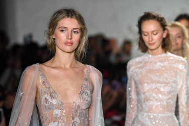 New York, Ny - 11 Nisan: Modeller New York Moda Haftası'nda Mira Zwillinger İlkbahar 2020 moda koleksiyonu sırasında pist yürümek: Gelinlik Nisan'da 11, 2019 Nyc.