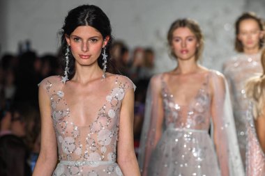 New York, Ny - 11 Nisan: Modeller New York Moda Haftası'nda Mira Zwillinger İlkbahar 2020 moda koleksiyonu sırasında pist yürümek: Gelinlik Nisan'da 11, 2019 Nyc.