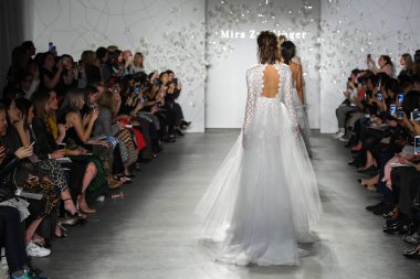 New York, Ny - 11 Nisan: Modeller New York Moda Haftası'nda Mira Zwillinger İlkbahar 2020 moda koleksiyonu sırasında pist yürümek: Gelinlik Nisan'da 11, 2019 Nyc.