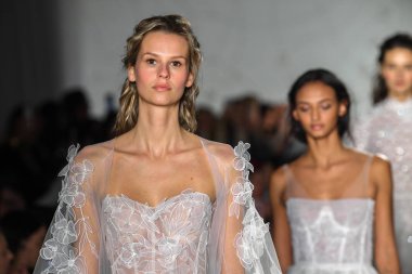 New York, Ny - 11 Nisan: Modeller New York Moda Haftası'nda Mira Zwillinger İlkbahar 2020 moda koleksiyonu sırasında pist yürümek: Gelinlik Nisan'da 11, 2019 Nyc.