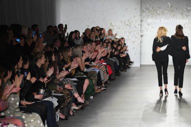 New York, Ny - 11 Nisan: (L-R) Tasarımcılar Mira Zwillinger ve Lihi Zwillinger Nisan'da Nyfw Gelinlik sırasında Mira Zwillinger 2020 Koleksiyonu sonunda pist yürümek 11, 2019 Nyc