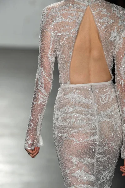 ニューヨーク ニューヨーク 4月11日 モデルは ニューヨークファッションウィークでミラズウィリンガー春2020ファッションコレクション中に滑走路を歩く ブライダル2019年4月11日 ニューヨークで — ストック写真